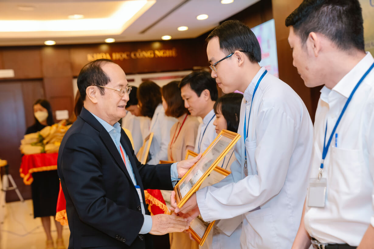 Tuân thủ pháp luật, qui chế, qui định và kỉ cương