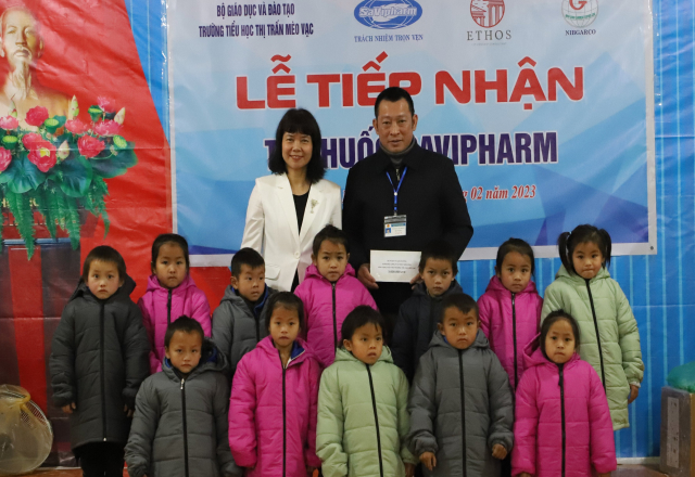 Đưa tủ thuốc, tủ sách, áo ấm tới trường học khó khăn vùng cao.