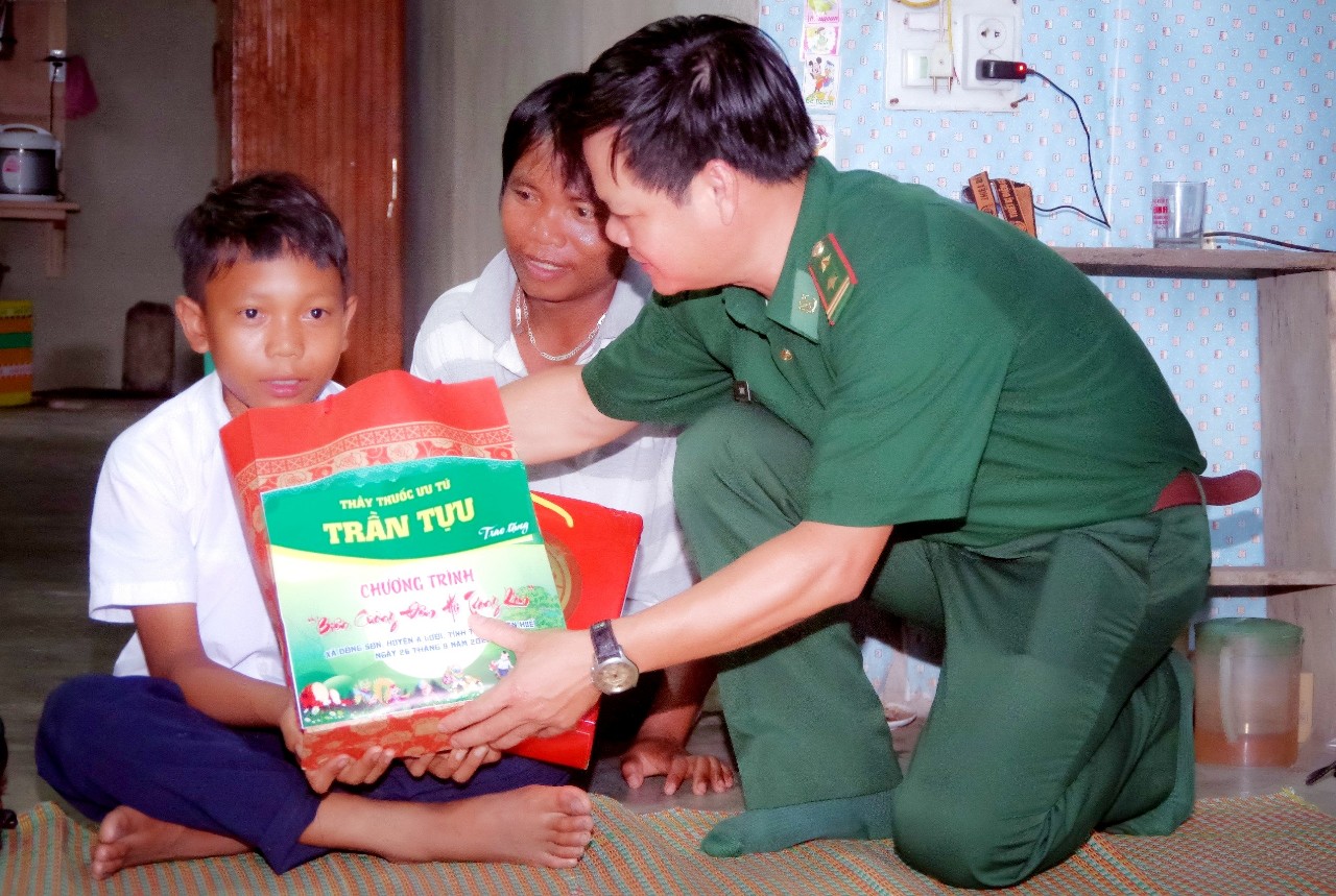 Hạnh phúc từ nụ cười nơi biên cương