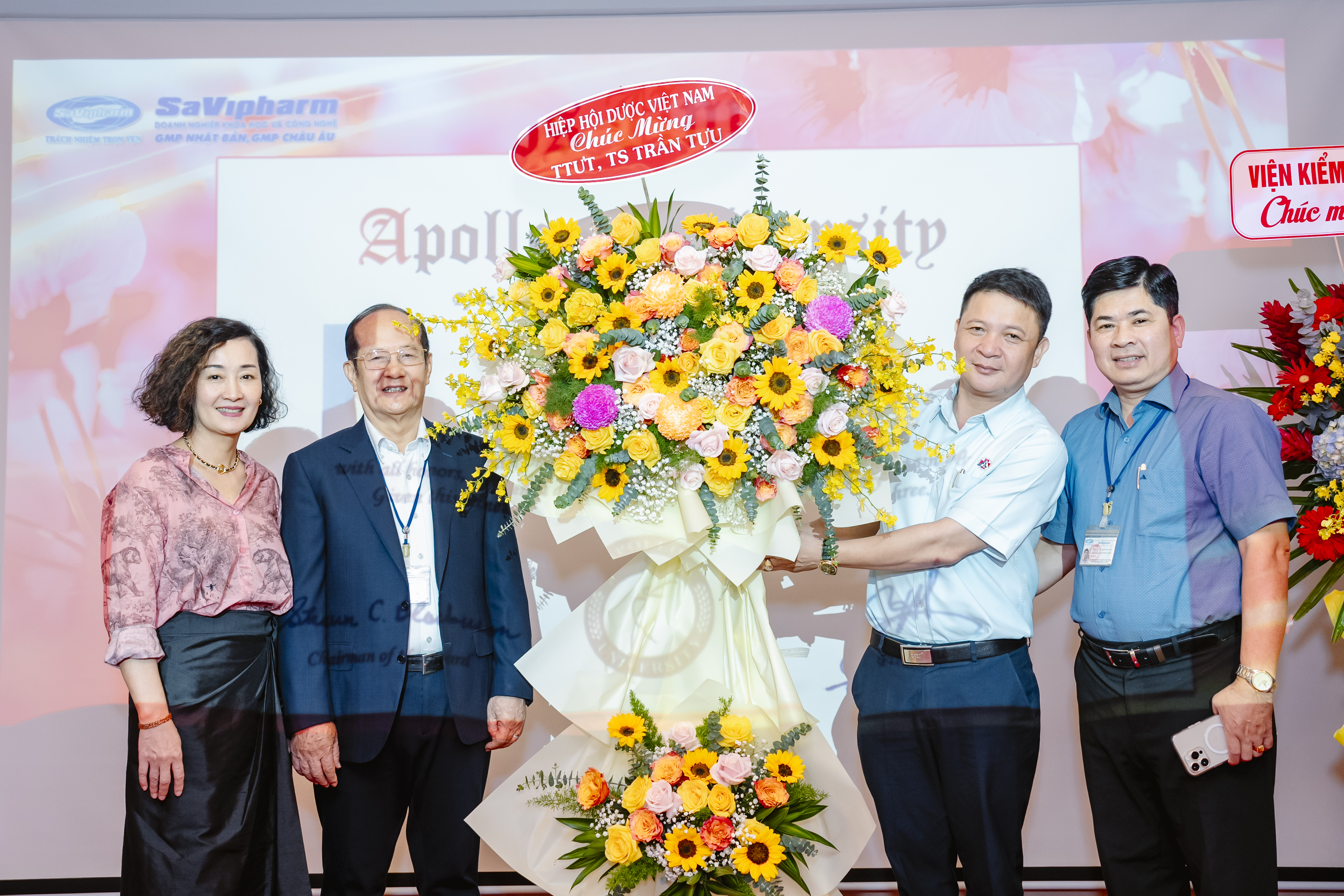 SaVipharm tổ chức họp mặt chúc mừng TTƯT, DS.CKII Trần Tựu được sắc phong Tiến sĩ