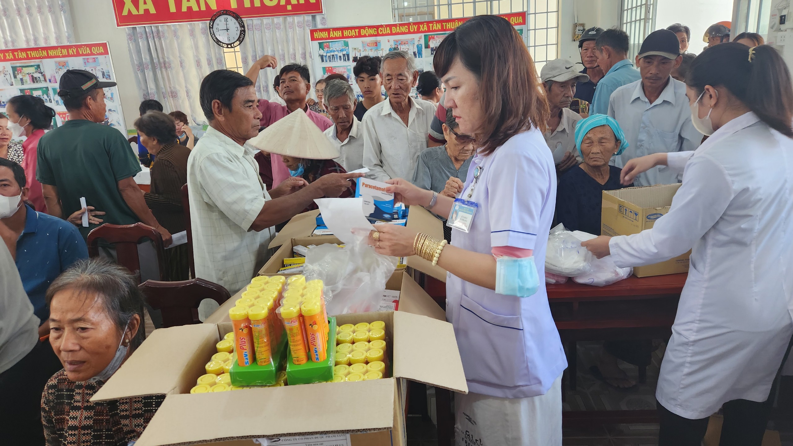 Dược phẩm SaVi đồng hành cùng y, bác sĩ bệnh viện Chợ Rẫy đưa thuốc đến với bà con nghèo
