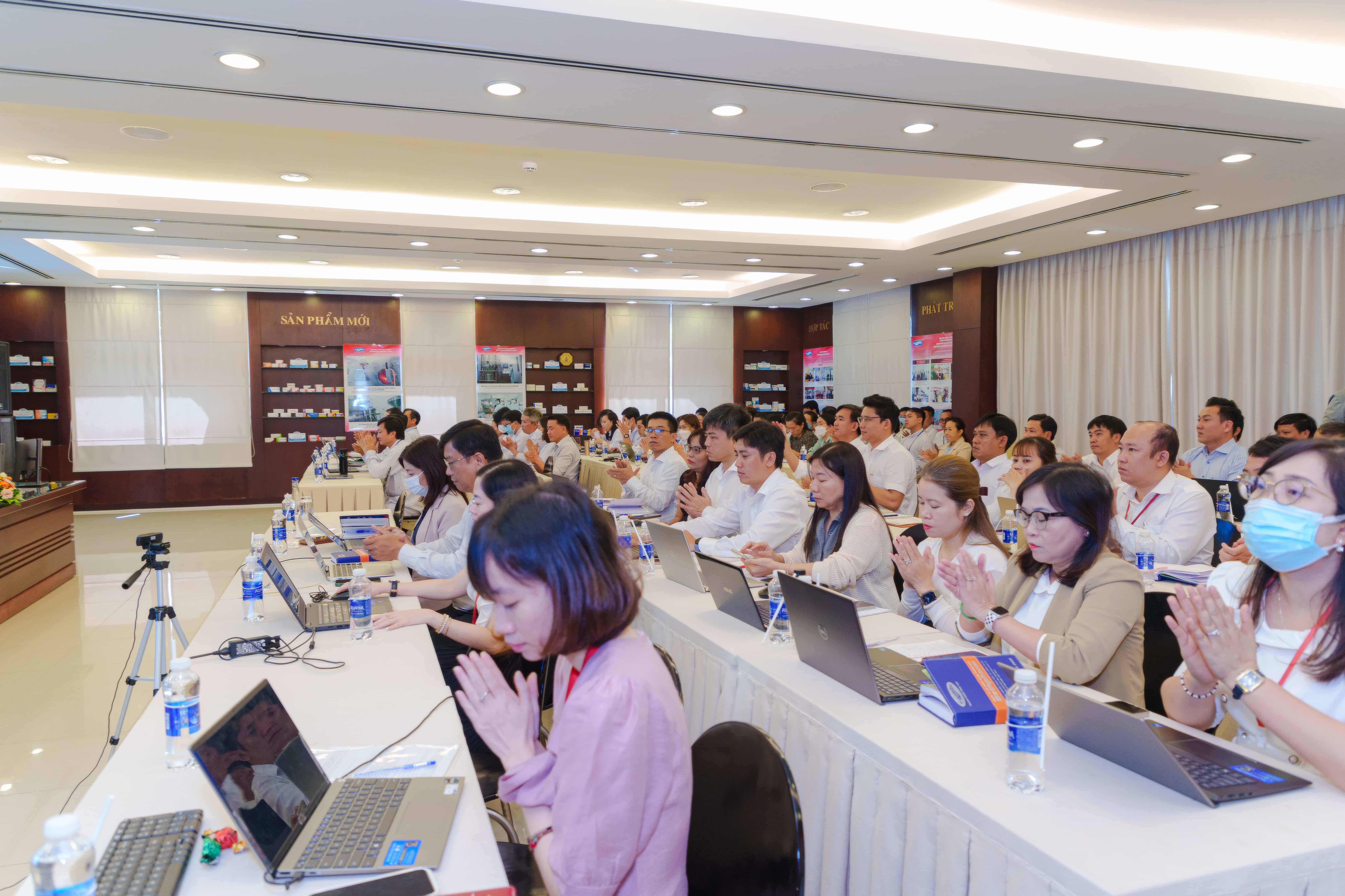 Câu chuyện đi qua cánh cửa hẹp