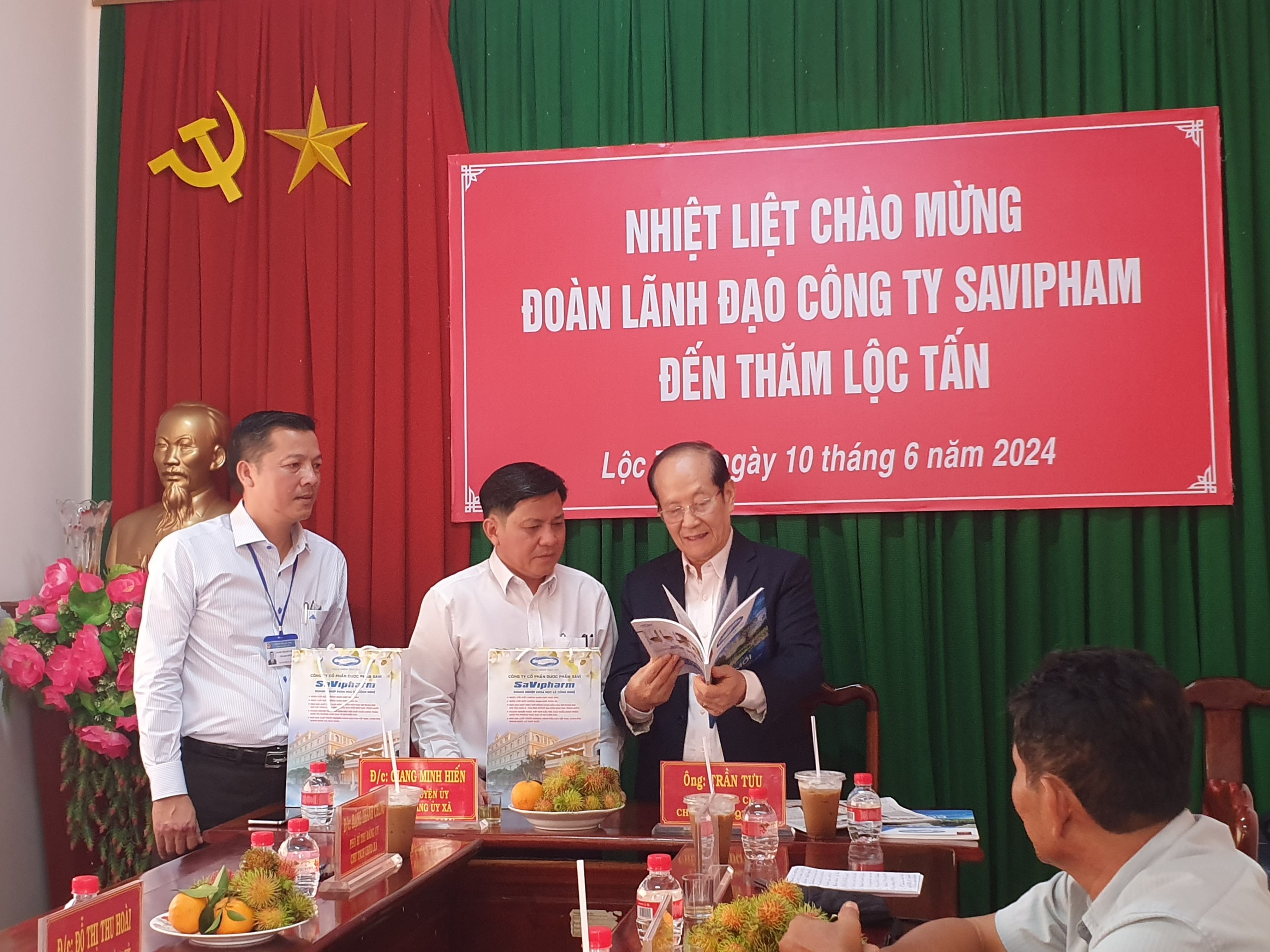 Công ty Cổ phần Dược phẩm SaVi tặng thuốc Trạm Y tế xã Lộc Tấn, Lộc Ninh, Bình Phước
