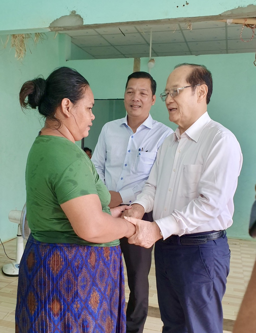 TS. Trần Tựu thăm gia đình nghèo tại Ấp Bù Núi A, Bình Phước
