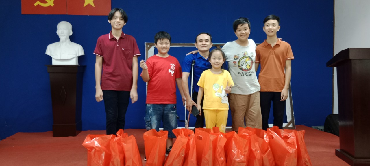 Phần quà nhỏ đổi nụ cười cho em