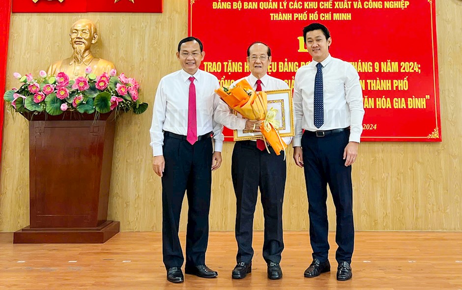 TTƯT, TS-DS.CKII Trần Tựu – Chủ tịch HĐQT/TGĐ SaVipharm nhận huy hiệu 50 năm tuổi Đảng